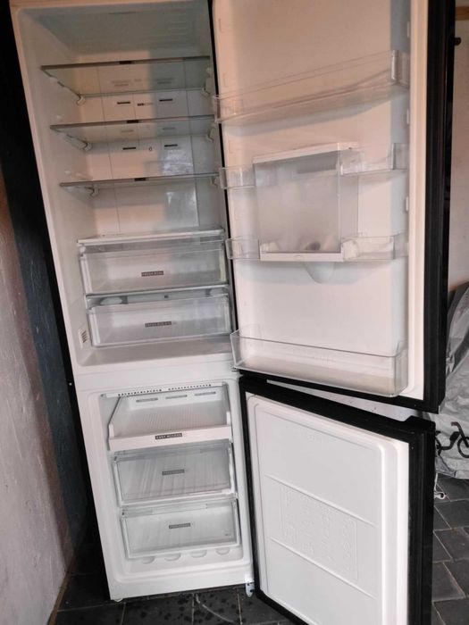 Lodówka Whirpool uszkodzona, działający zamrażalnik