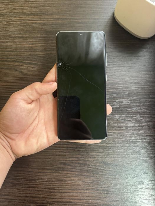 Продам телефон Samsung s21 ultra 5g, не работает экран, на дисплее есть трещины, а так всë работает без проблем