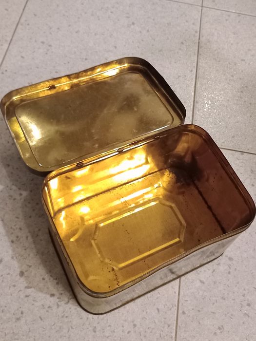 Caixa de costura antiga em metal