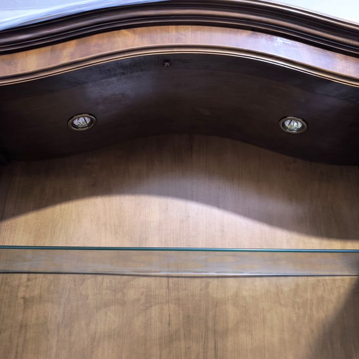 Cristaleira de sala clássica