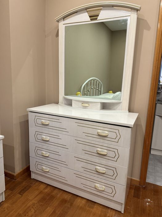 Conjunto de Quarto (cama + mesinhas + armário + cómoda c/ espelho)