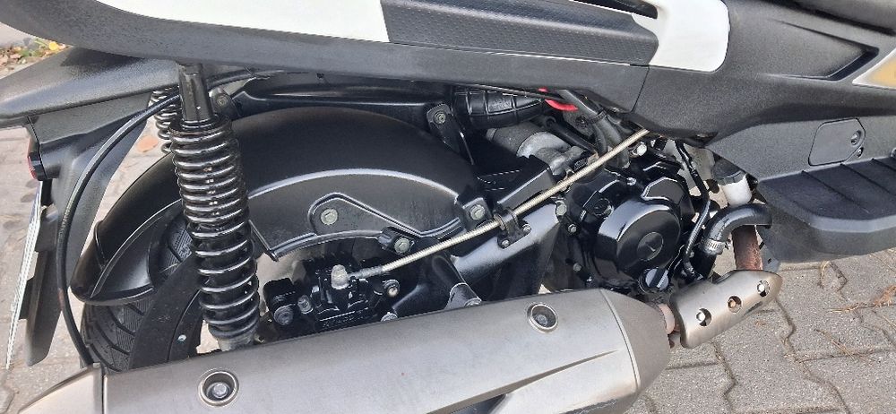 Adiva ad3 300 katB Jak Piaggio Mp3