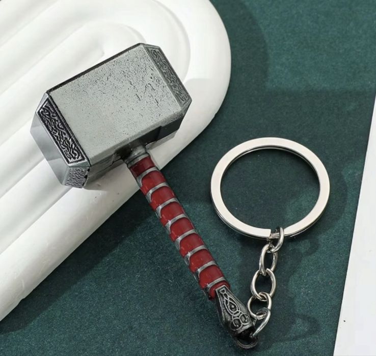 Brelok Breloczek Mjolnir Młot Thora Marvel Avengers Czerwony kod A53