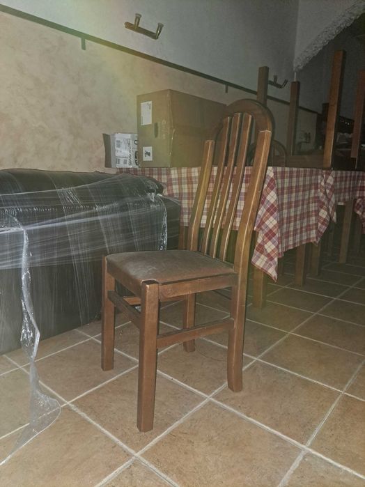 Cadeira de madeira estofada