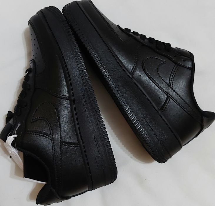 Klasyczne sneakersy sportowe, czarne, niskie, uniwersalne.