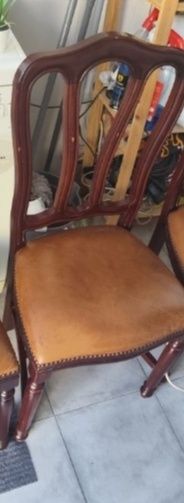 Cadeiras de madeira  e pele.