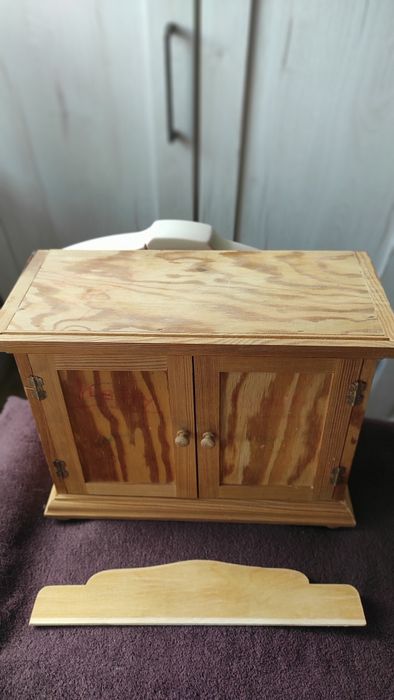 Szafa drewniana w wersji mini do decoupage.