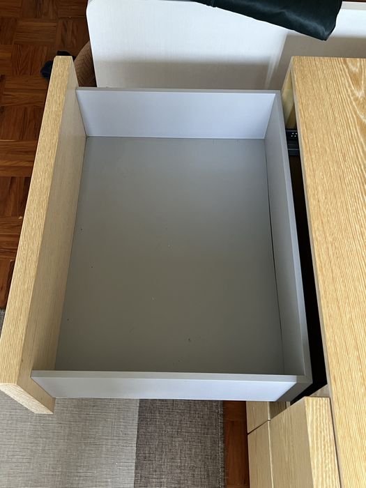 Móvel em madeira branca