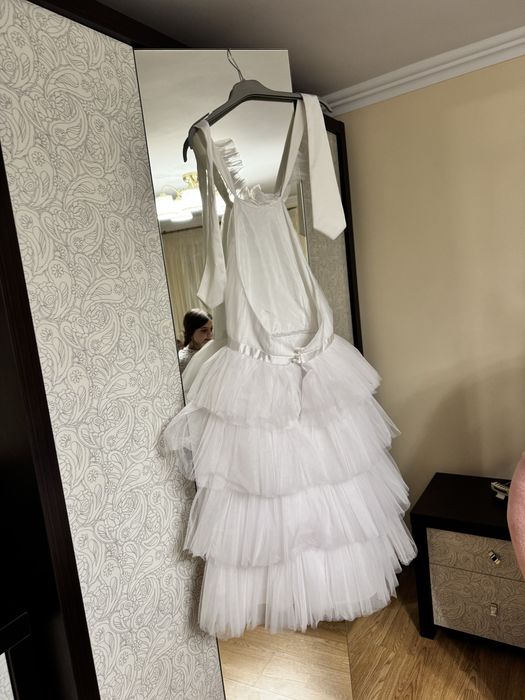 Сукня біла, шита на замовлення, одягнута один раз