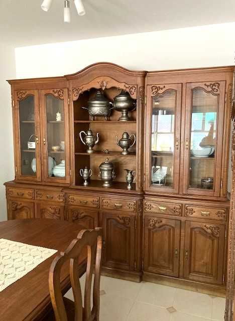 Estante de sala em madeira.