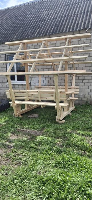 Стіл садовий під дахом