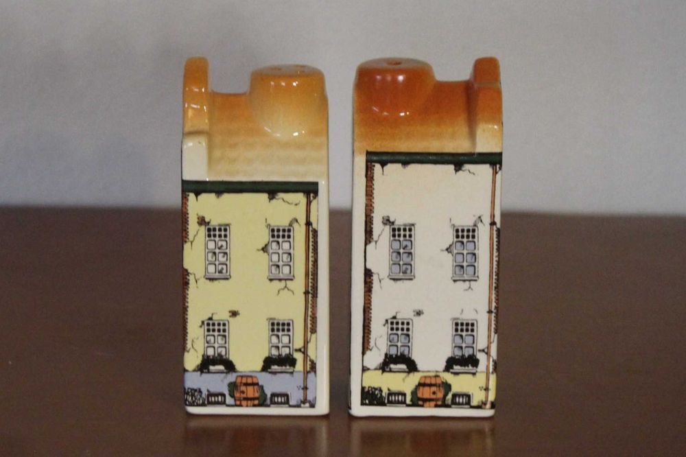 Saleiro e pimenteiro de cerâmica vintage em forma de casas holandesas.