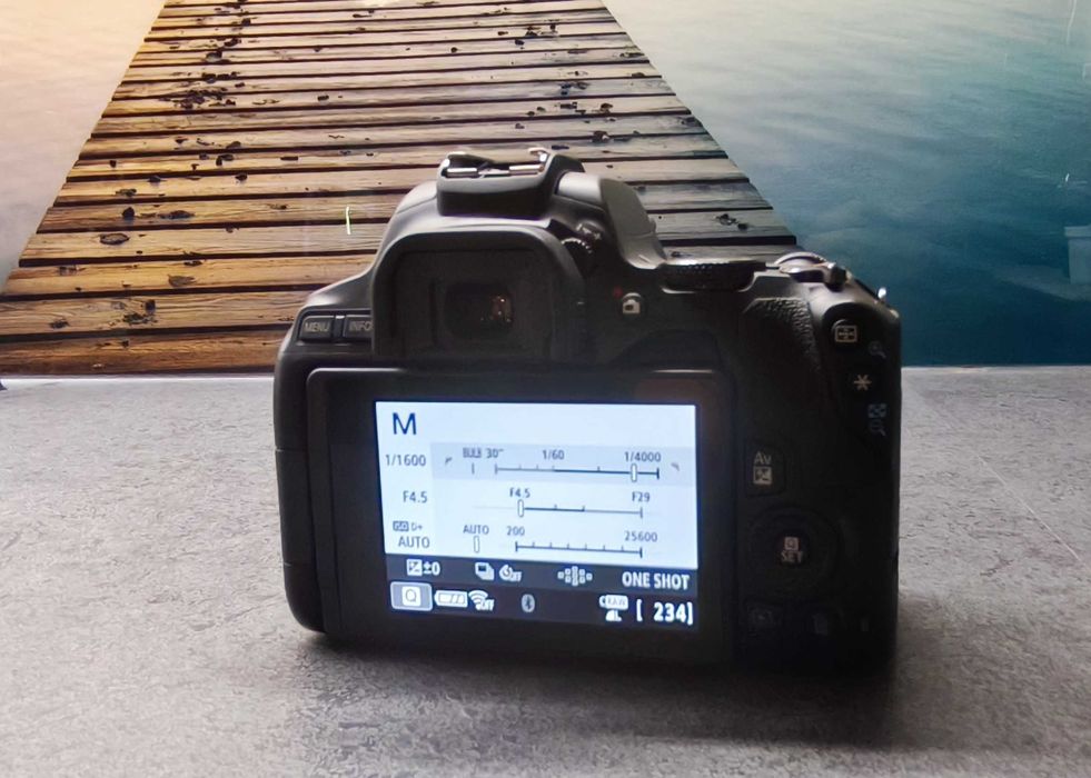 Canon EOS 250D + obiektyw EF-S 18-55mm – świetny aparat na start