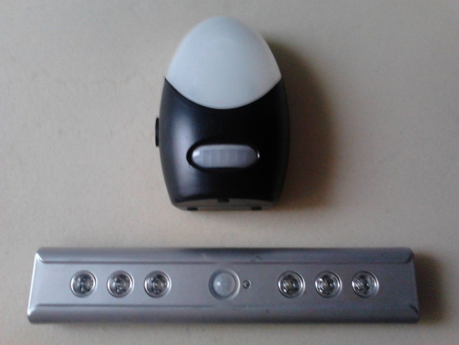 Lampy nocne z czujnikiem ruchu, na baterie, po 15 zł.
