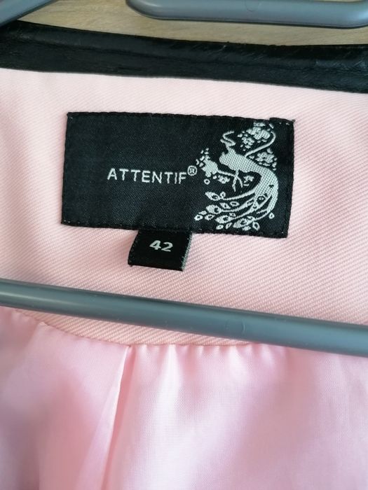 Żakiet z czarnymi wstawkami