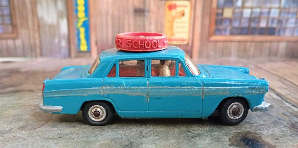 Austin A 60 - De Luxe Saloon Motor School car Corgi Toys n°236 de 1953 1/43