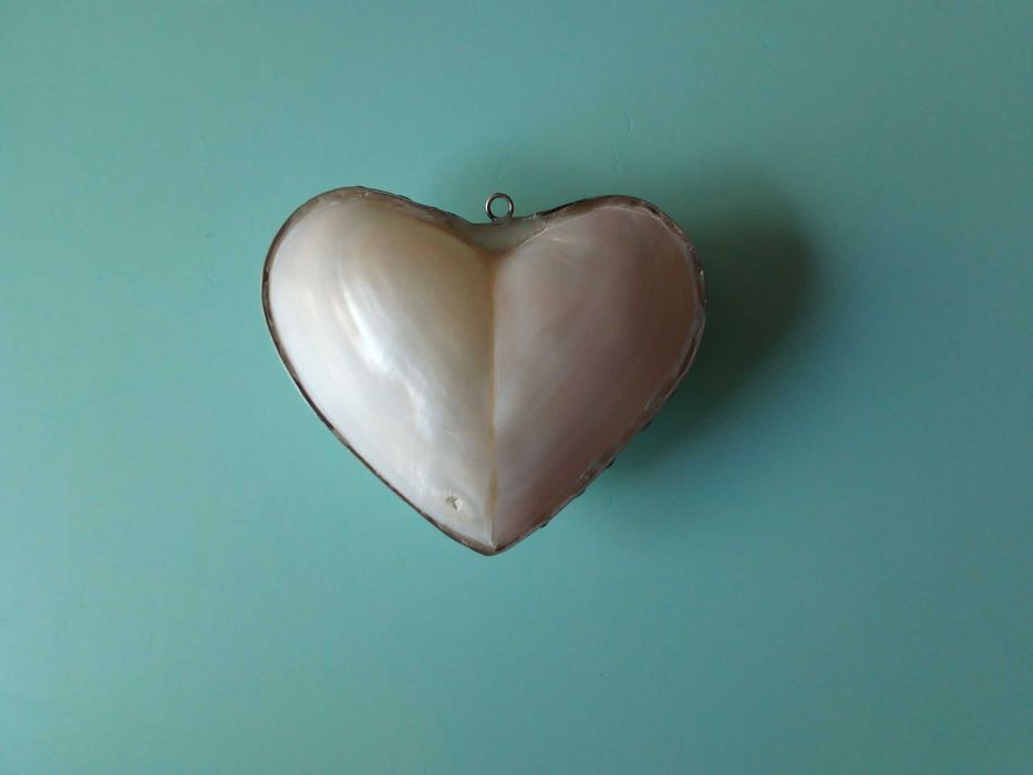 Caixa em madrepérola, em forma de coração, com argola para pendurar