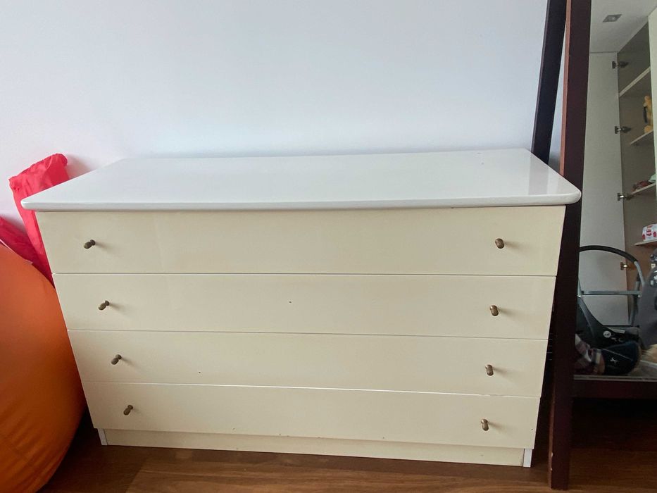 Quarto - Cama com colchão, mesinha de cabeceira e cómoda