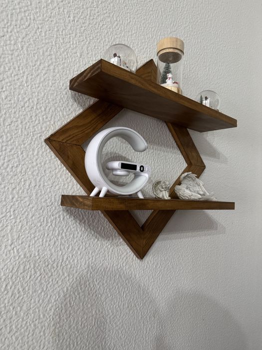 Prateleira de madeira artesanal com design moderno