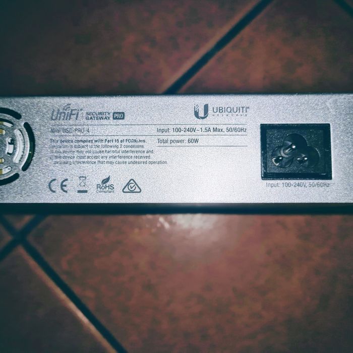 UniFi security gateway PRO USG-PRO-4 + kontroler Raspbery Pi 3