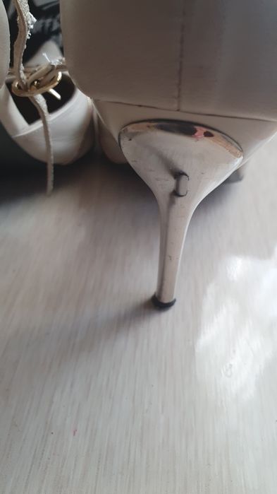 Отдам даром кожанные туфли  размер 37