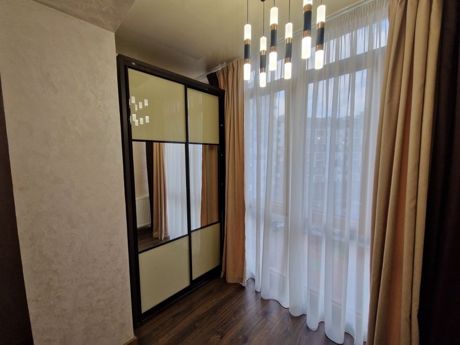 Продається квартира з великою кухнею 30м.,в ЖК закритого типу, з ремонтом,частково меблі.