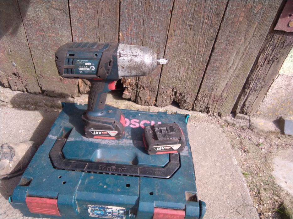 Sprzedam klucz udarowy Bosch+2 Aku i skrzynka