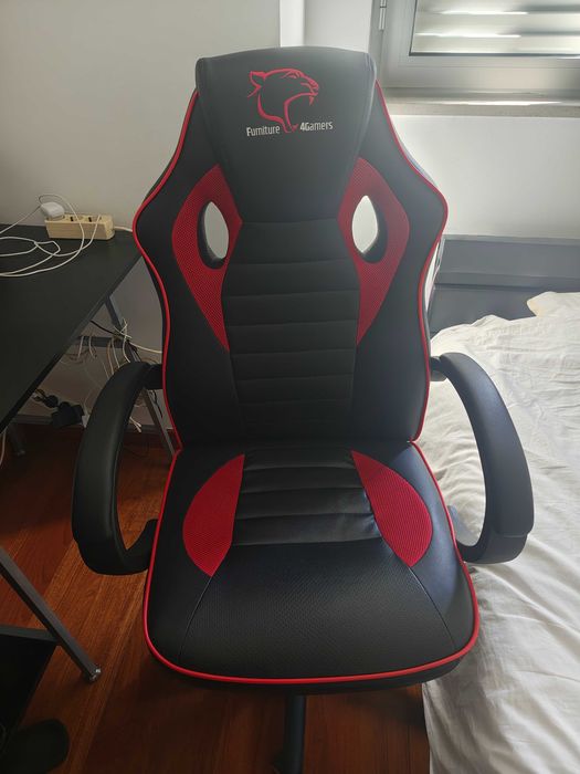 Cadeira gamer preta e vermelha