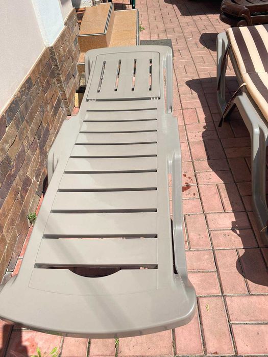 Пластиковий шезлонг для дому, саду, басейну, готелів та пляжів