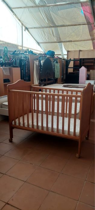 Berco castanho em madeira