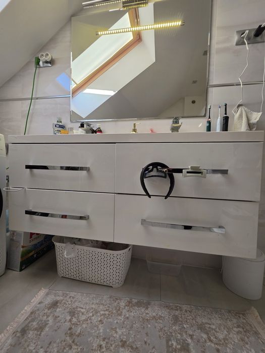 Umywalka  z szafka, lustrem i bateria