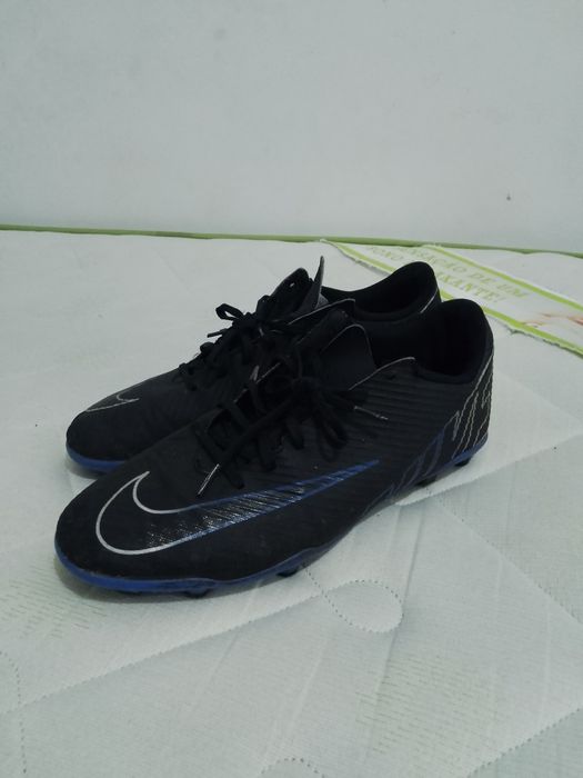 Nike Mercurial Vapor 15 Club FG em preto e azul.