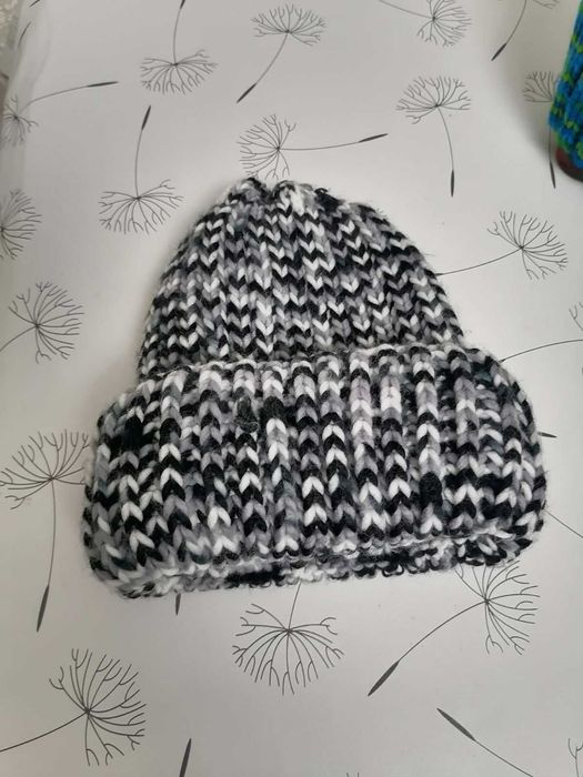 Продам нову шапку з шерстяних ниток,дуже тепла.