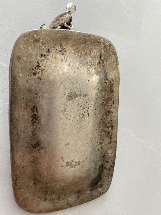 Cinzeiro de metal com passarinho