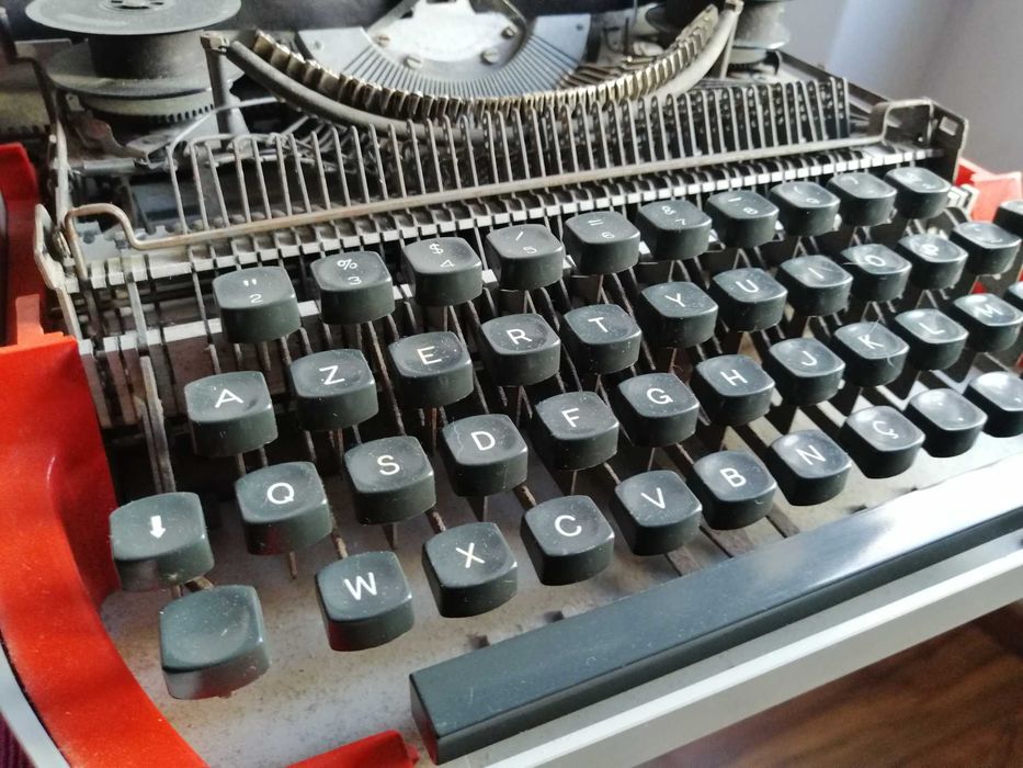 Máquina de escrever antiga, de fita, ainda a funcionar