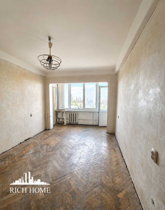 вул. Чистякіська. Продаж 2к квартири біля метро під ваше дизайнерське рішення.