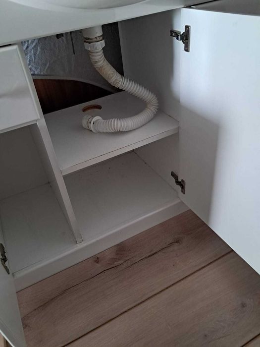 Móvel de Casa de Banho com lavatório e torneira