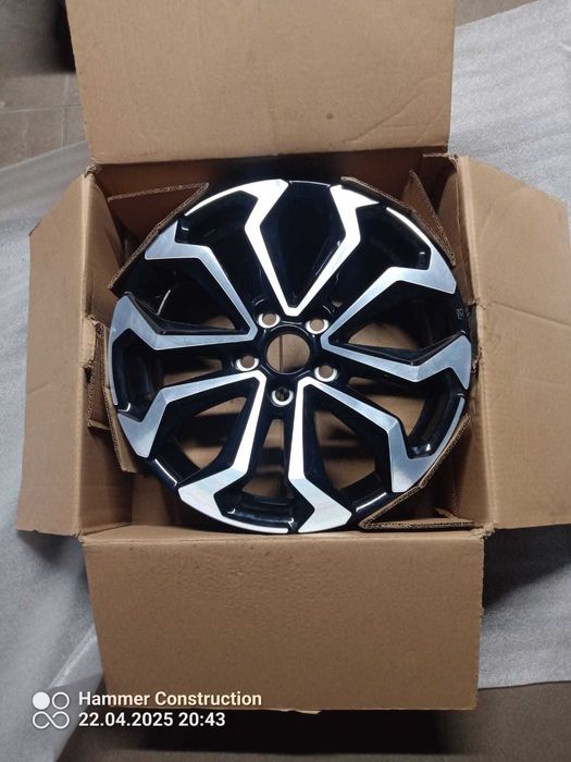 Felga toyota Yaris cross 17 J 7 ET 50  5 razy 114,3 oryginalna