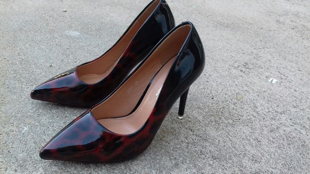 Sapatos de saltos altos