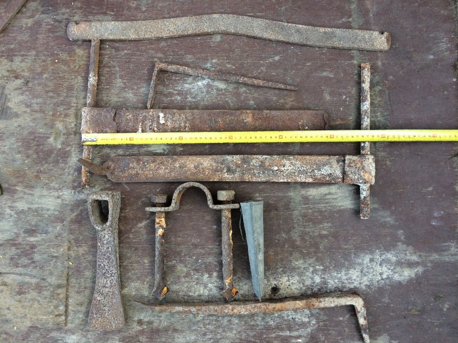 Stare klamry kotwy budowlane ciesielskie antyk stare okna narzędzia