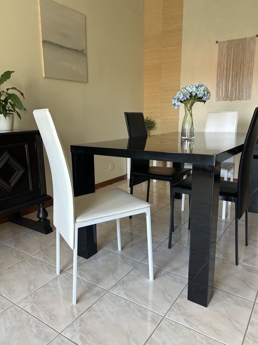 Conjunto de sala: mesa de jantar com 6 cadeiras (160x90cm) , mesa de centro(90x50cm), mesa pequena