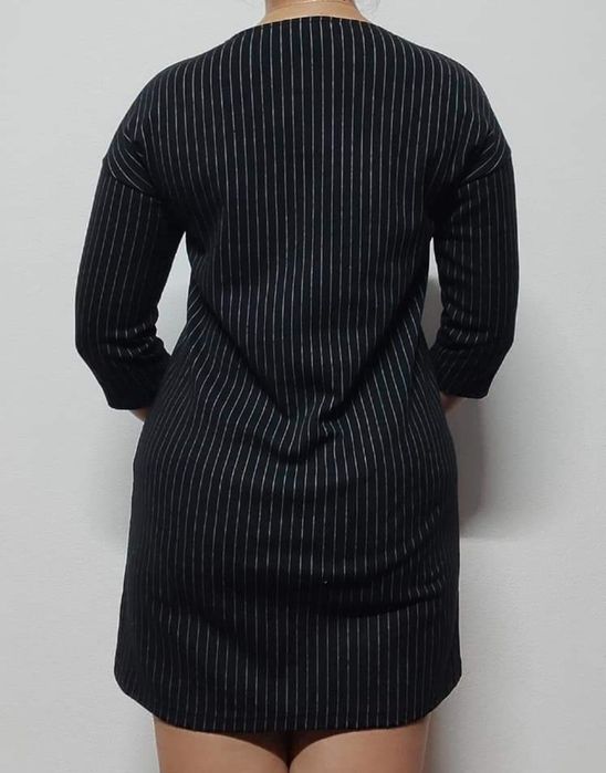 Vestido preto às riscas