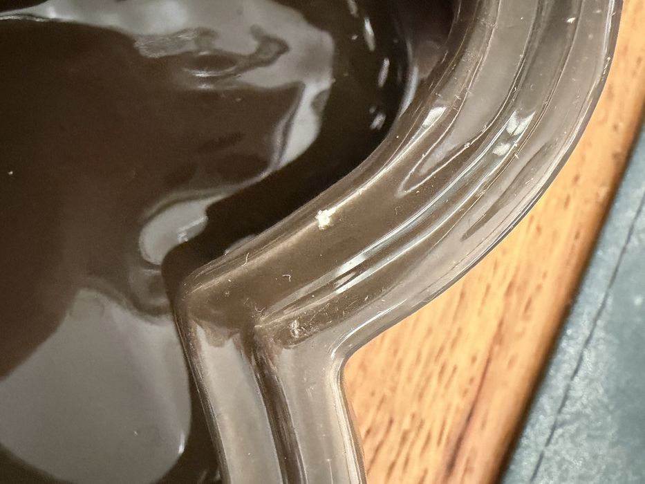 Ceramiczna szkatułka w kształcie ażurowego serca.