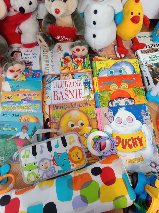 Zabawki, gry, książeczki, misie.