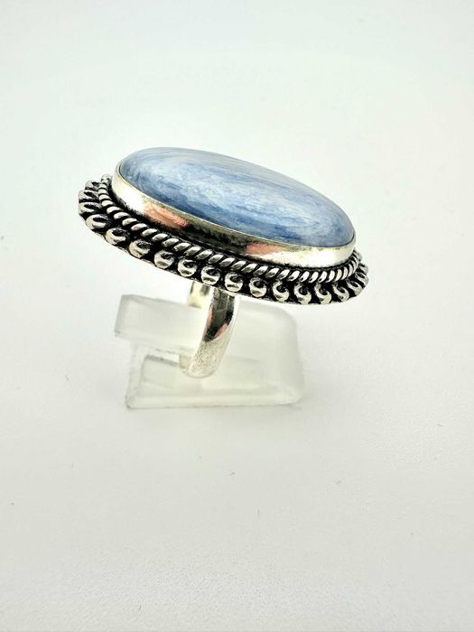 Pierścionek, jedyny w swoim rodzaju kamień naturalny
Kyanit. Próba 925