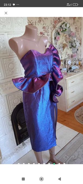 Дизайнерська сукня хамелеон з камінцями має розріз