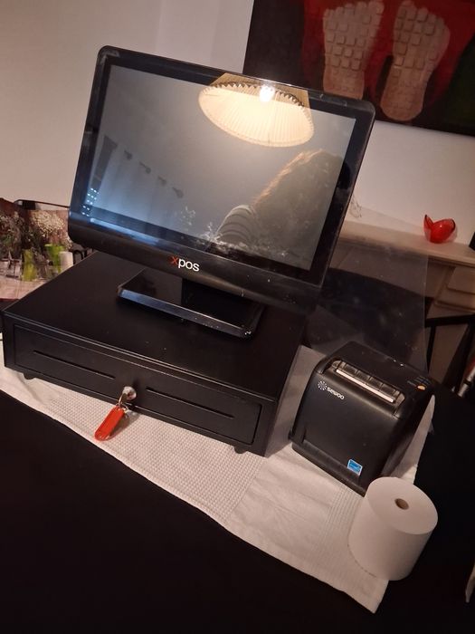 XPOS , com impressora térmica e tabuleiro para o dinheiro.