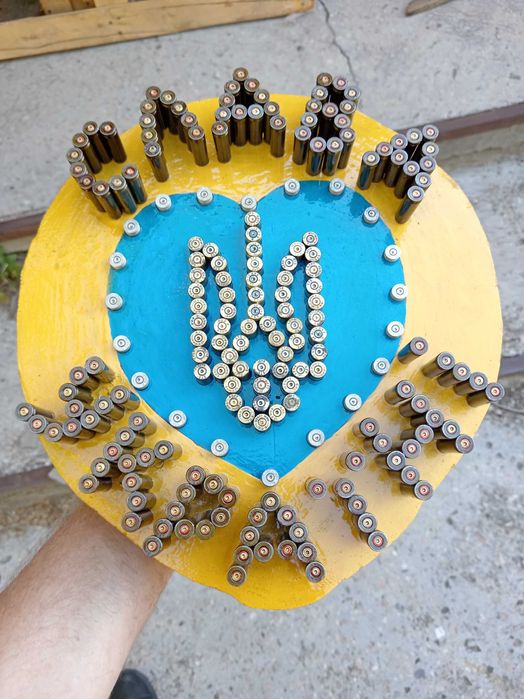 Державний Герб України вибитий на дереві з гільз.