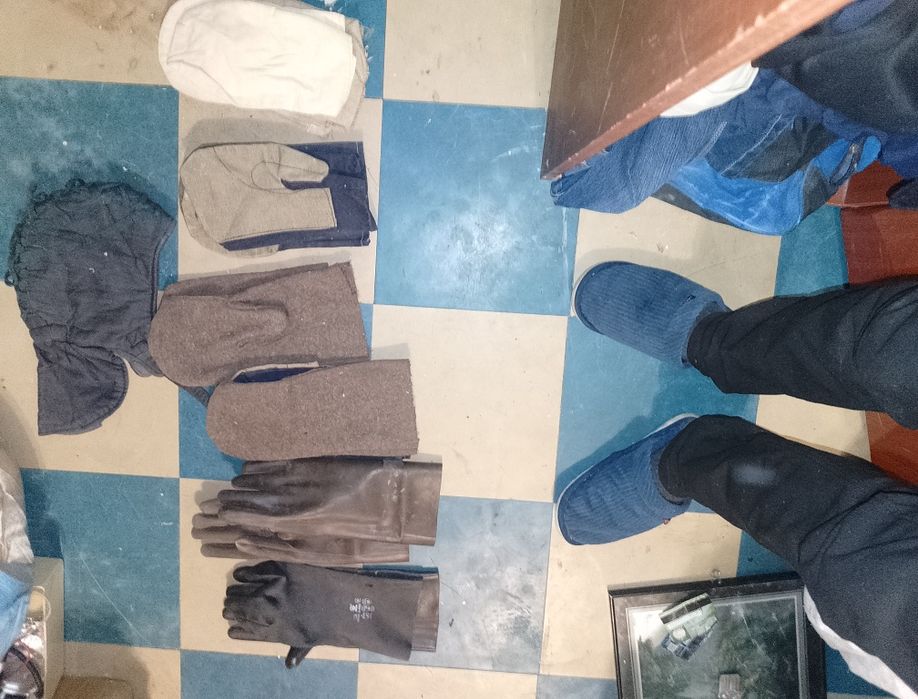 Продам 12пар перчаток и надшлемник
