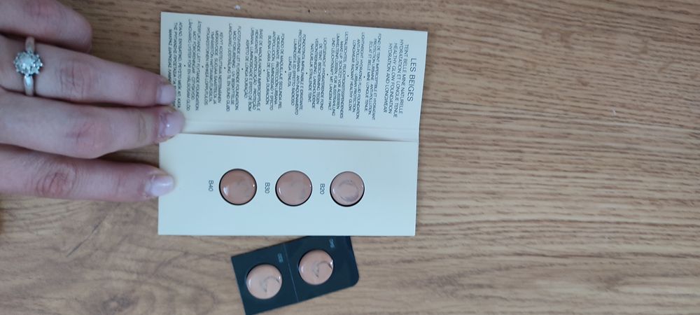 Kosmetyki, rzęsy, spinka, podkład